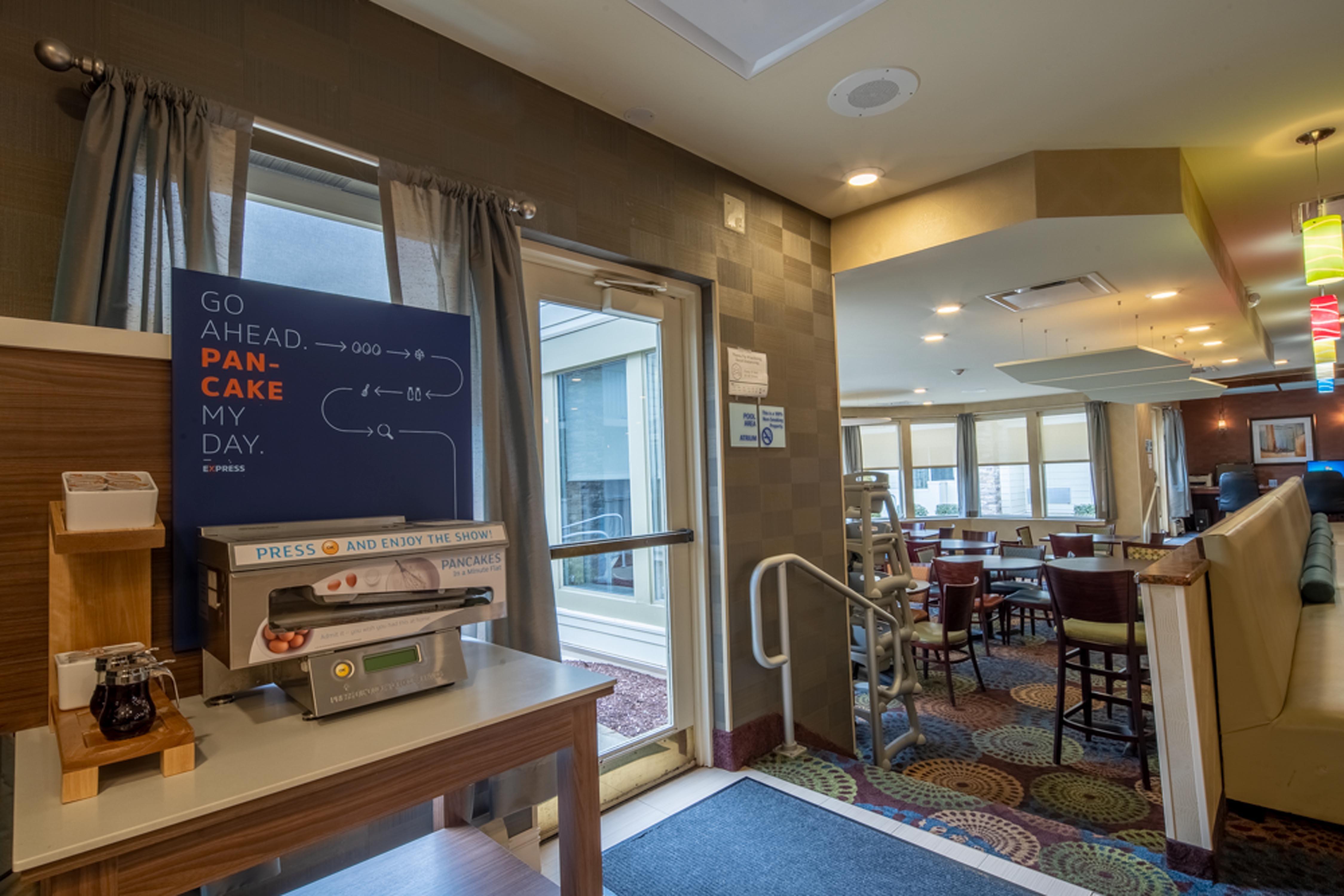 Holiday Inn Express Hotel & Suites Pittsburgh Airport By Ihg Robinson Township Exterior foto